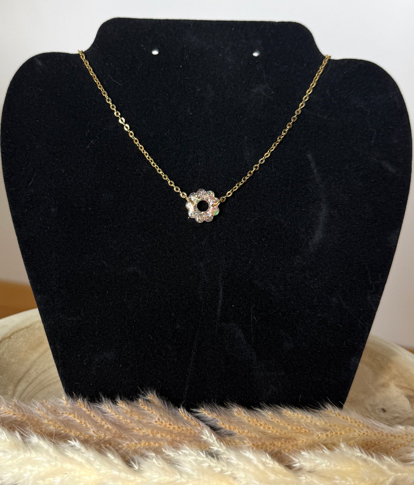 Collier Petite Fleur résine et paillette