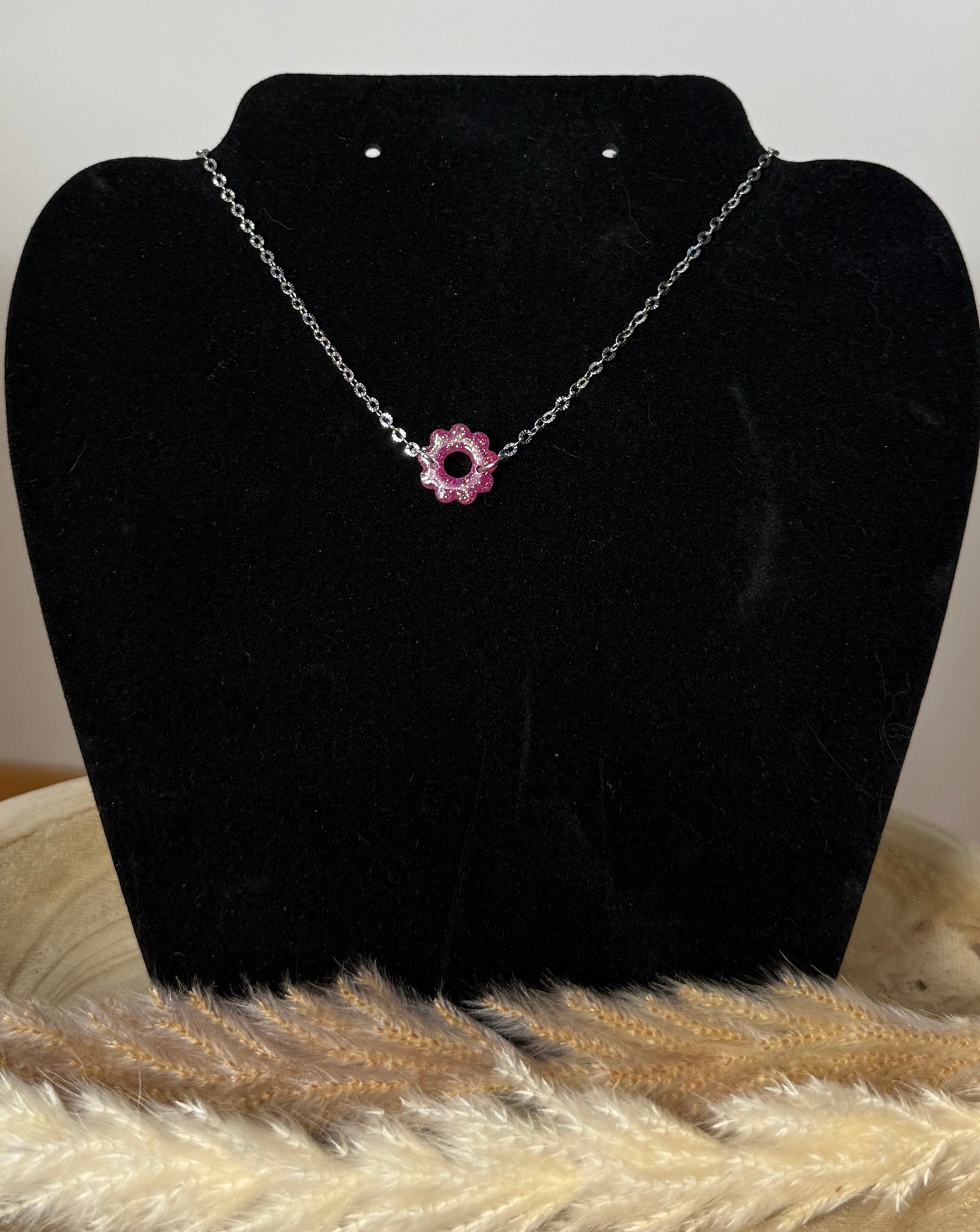 Collier Petite Fleur résine et paillette