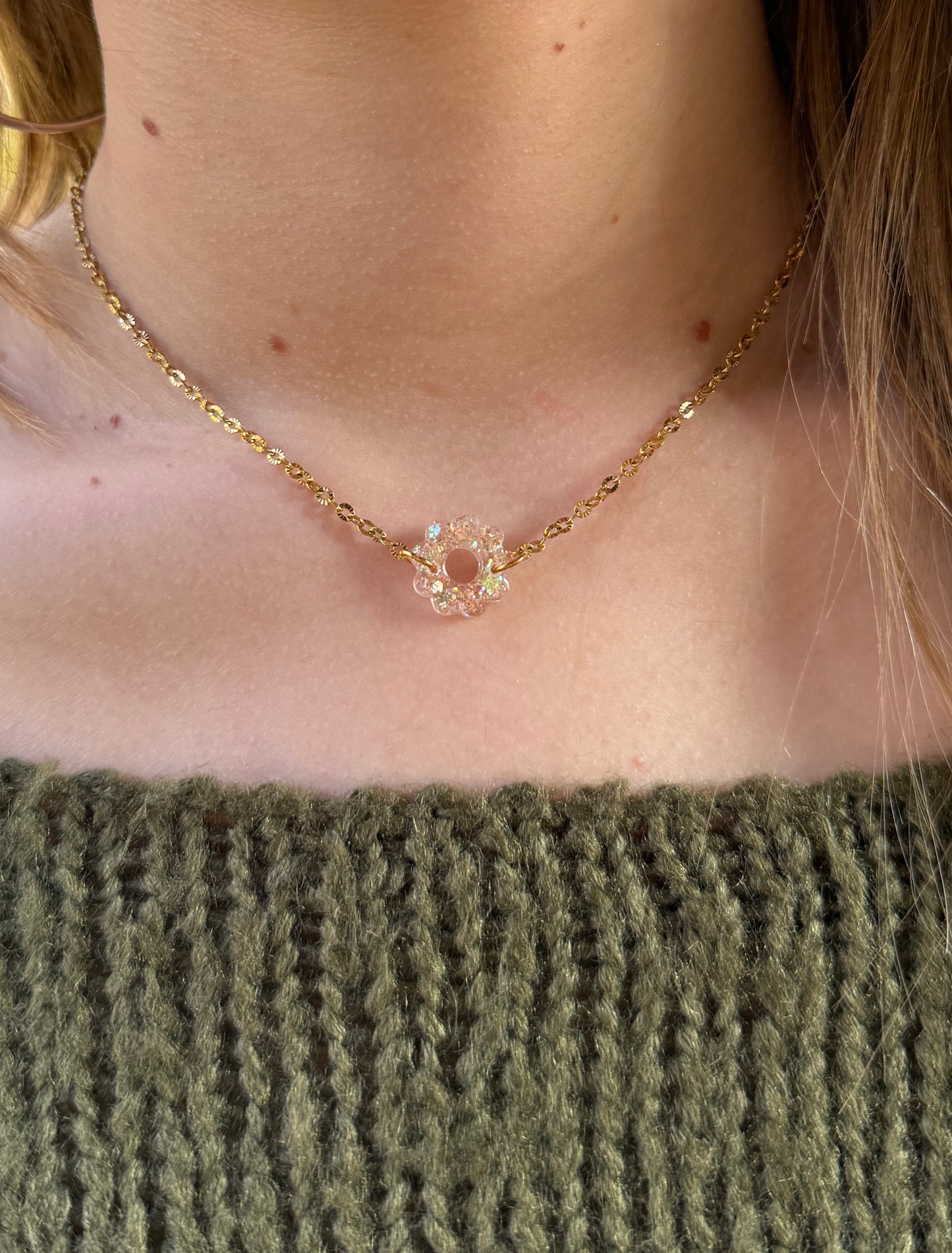 Collier Petite Fleur résine et paillette