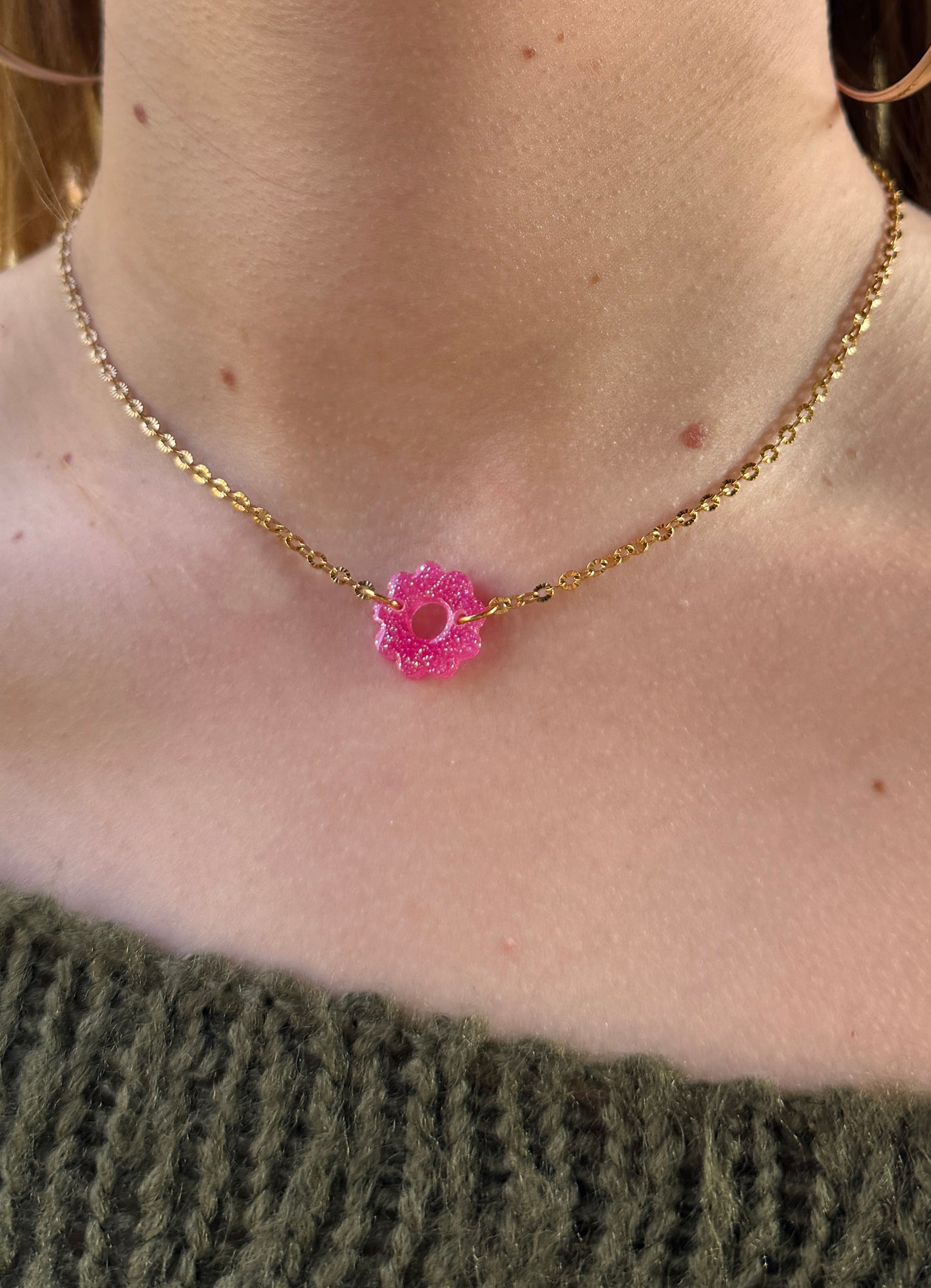 Collier Petite Fleur résine et paillette